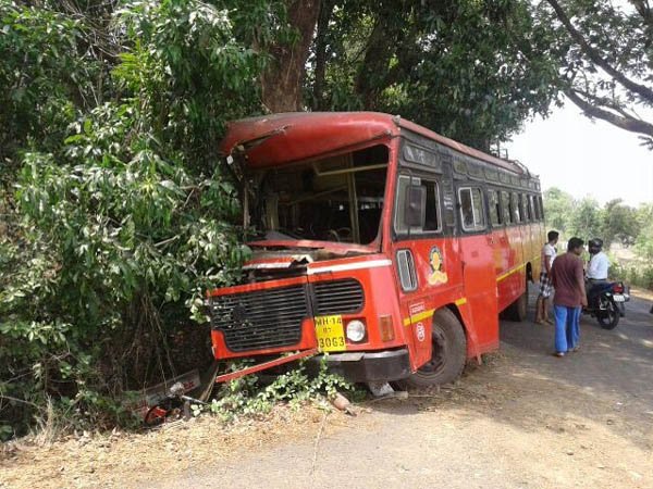 एसटी चालकाला ह्रदयविकाराचा झटका, एसटीला अपघात