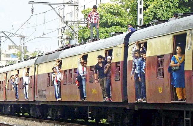 हार्बरवरील बारा डब्यांची प्रतीक्षा अखेर संपली