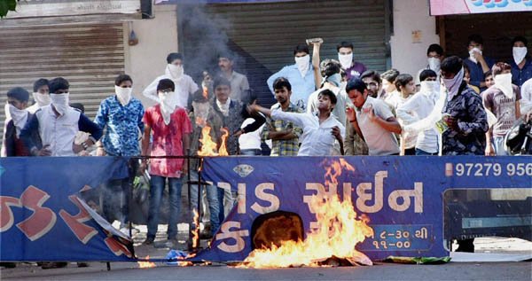 गुजरातमध्ये आर्थिक मागासांना १० टक्के आरक्षण