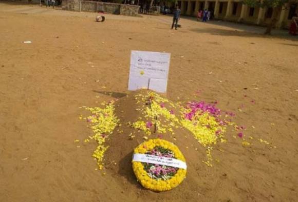 विद्यार्थ्यांकडून क्रूर थट्टा, प्राचार्यांना निवृत्तीभेट म्हणून कबर