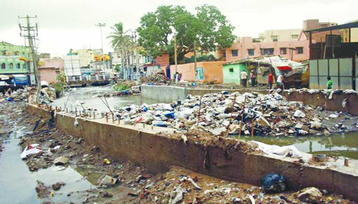 पावसाळा तोंडावर मात्र नालेसफाई अपूर्णच