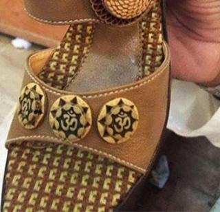 पाकिस्ताननं चपलांवर छापले ‘ओम’, हिंदू भडकले