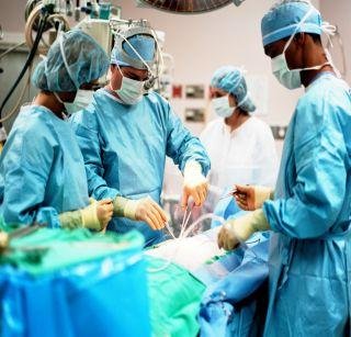 अरे बापरे ! डॉक्टरांनी बॅटरीच्या उजेडात केली शस्त्रक्रिया