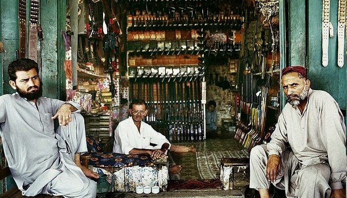 पाकिस्तानमध्ये स्मार्ट फोनपेक्षा बंदुका स्वस्त