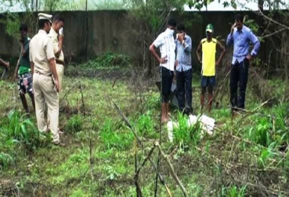 वसईत शाळेच्या आवारात तरुणीचा मृतदेह सापडला