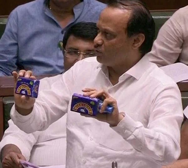 आश्रमशाळेतील निकृष्ट साहित्य थेट विधानसभेत