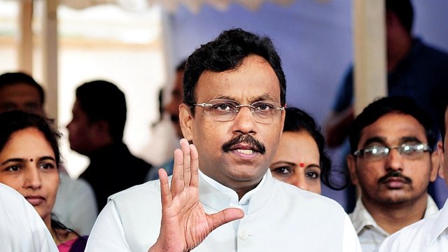 शिक्षणमंत्री विनोद तावडे यांनी शाळांचे प्रस्ताव रद्द केल्याने नोटीस