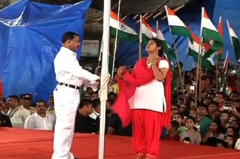 ﻿भांडूपमध्ये ‘आर्ची’च्या हस्ते ध्वजारोहण..