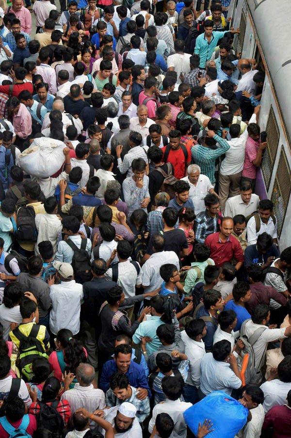 पश्चिम रेल्वेची वाहतूक कोलमडली