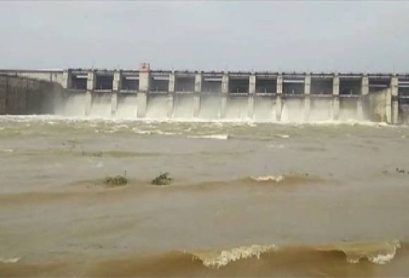   मांजरा धरण ओव्हरफ्लो, सहा दरवाजे उघडले