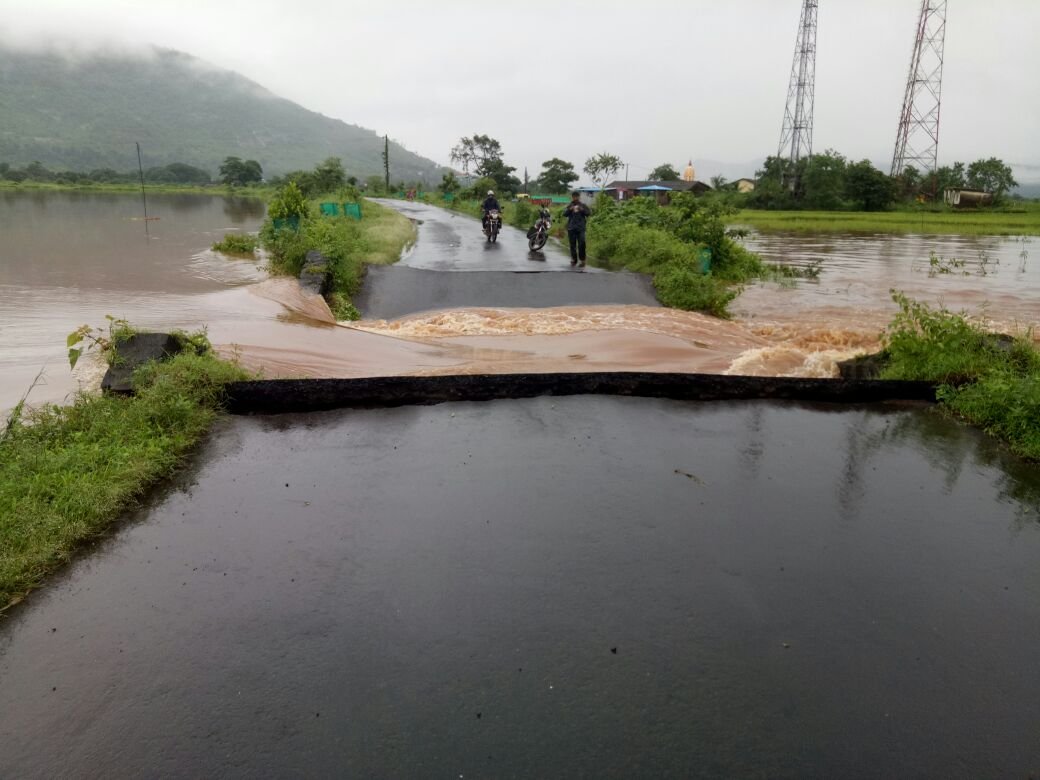 धुवांधार पावसामुळे अलिबागमध्ये पूल कोसळला