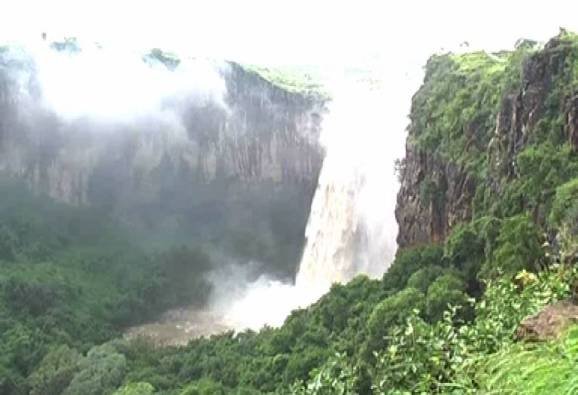   तब्बल 4 वर्षांनी सौताड्याचा रामेश्वर धबधब्याचा विहंगम नजारा