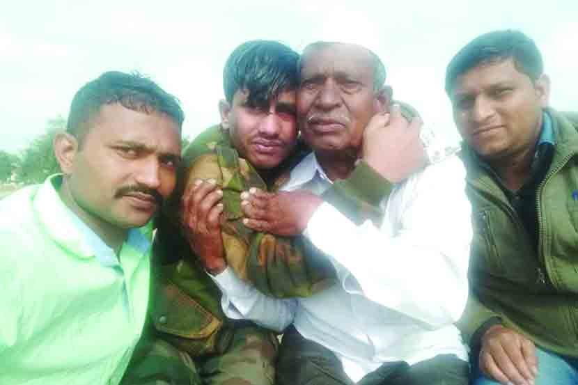 उपाशी ठेवून सुई टोचत.. बोटे वाकविण्यात येत असत