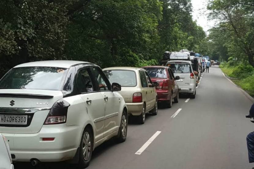 पेणजवळ कंटेनर उलटला, मुंबई-गोवा महामार्गावर वाहतूक कोंडी