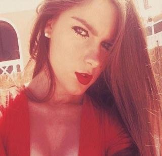 सौंदर्यामुळे गमवावी लागली नोकरी?