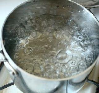 उकळते पाणी अंगावर पडल्याने 3 वर्षाच्या मुलाचा मृत्यू