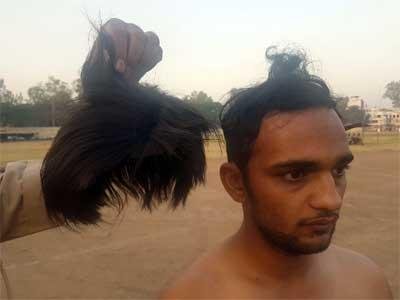 ऊंची वाढविण्यासाठी नकली विग लावला