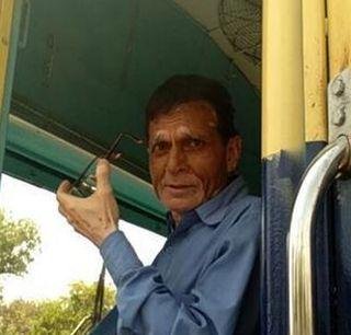 गर्मीने त्रस्त ड्रायव्हर ट्रेन ट्रॅकवर सोडून गेला आंघोळीला