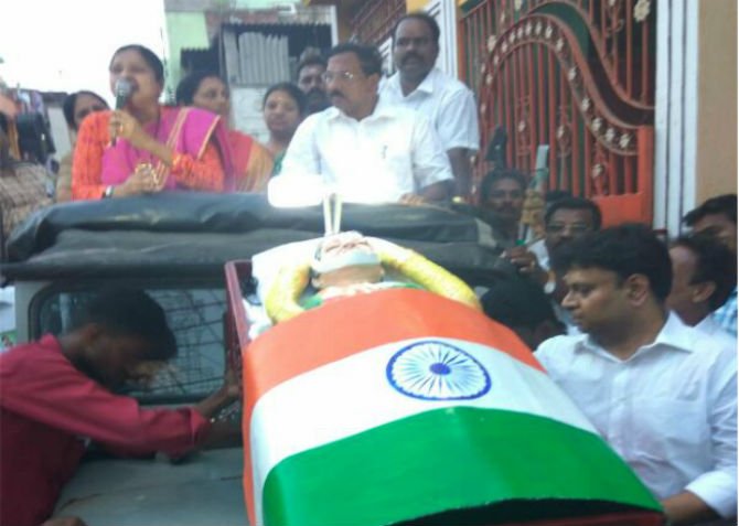 राजकारणाने गाठली खालची पातळी