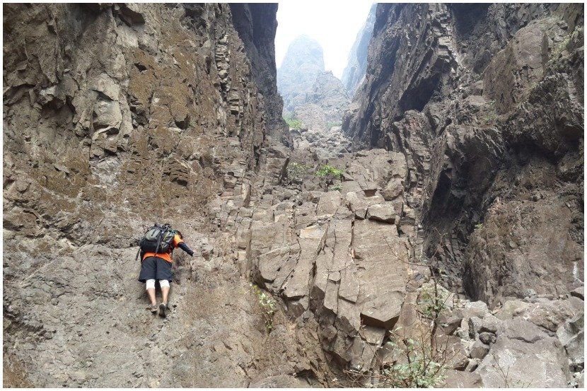अडकलेल्या ट्रेकर्सची हरिश्चंद्रगडावरून उतरण्यास सुरुवात
