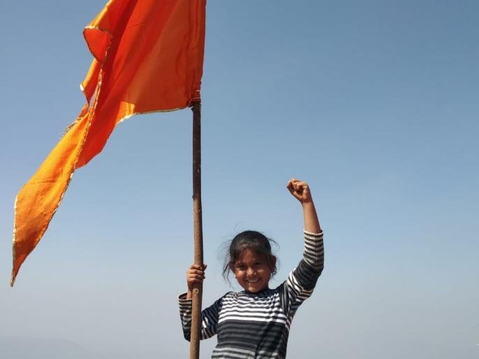 अकलूजच्या ८ वर्षीय राजनंदिनीने सर केले “कलावंतीण” डोंगर