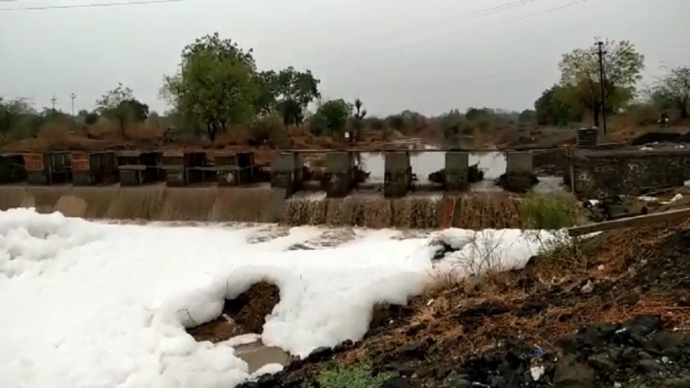 बीडमध्ये पाऊस, कोरड्या नदीपात्रात वाहू लागले पाणी