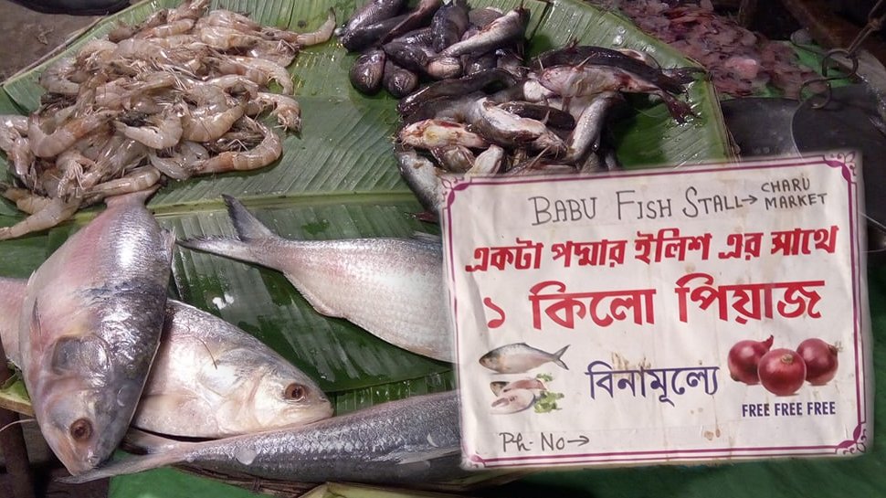 मासे खरेदीवर एक किलो कांदे मोफत; मच्छी विक्रेत्यांची स्पेशल ऑफर