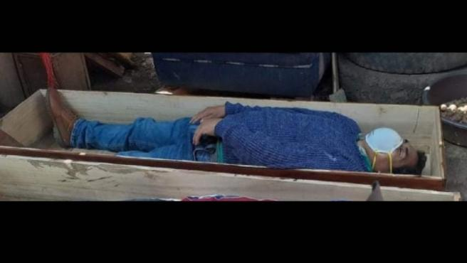 दारु पिण्यासाठी महापौरानेच तोडला लॉकडाउनचा नियम; पोलिसांपासून वाचण्यासाठी शवपेटीत झोपला