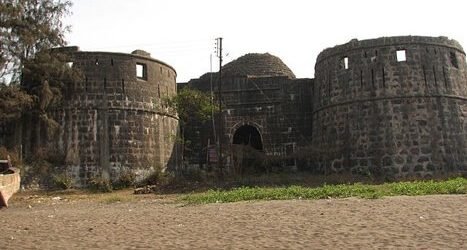 अर्नाळा किल्ल्याची दुरवस्था; दुर्गंधीने पर्यटक त्रस्त