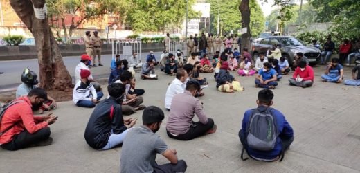 रेमडिसिव्हर औषध मिळत नसल्याने रुग्णांच्या नातेवाईकांचे ठिय्या आंदोलन आणि रस्ता रोको