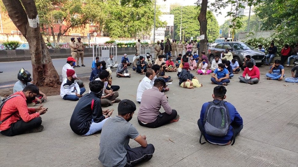 रेमडिसिव्हर औषध मिळत नसल्याने रुग्णांच्या नातेवाईकांचे ठिय्या आंदोलन आणि रस्ता रोको