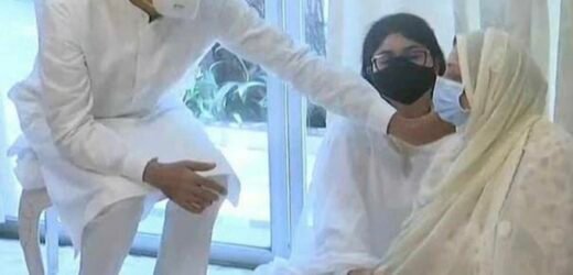 “उद्धव ठाकरेंकडे दिलीप कुमार यांच्या घरी जाण्यासाठी वेळ आहे, पण स्वप्निल लोणकरच्या आईला भेटायला नाही”