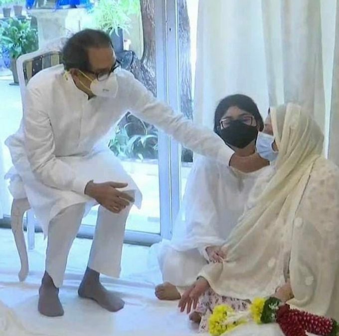 “उद्धव ठाकरेंकडे दिलीप कुमार यांच्या घरी जाण्यासाठी वेळ आहे, पण स्वप्निल लोणकरच्या आईला भेटायला नाही”