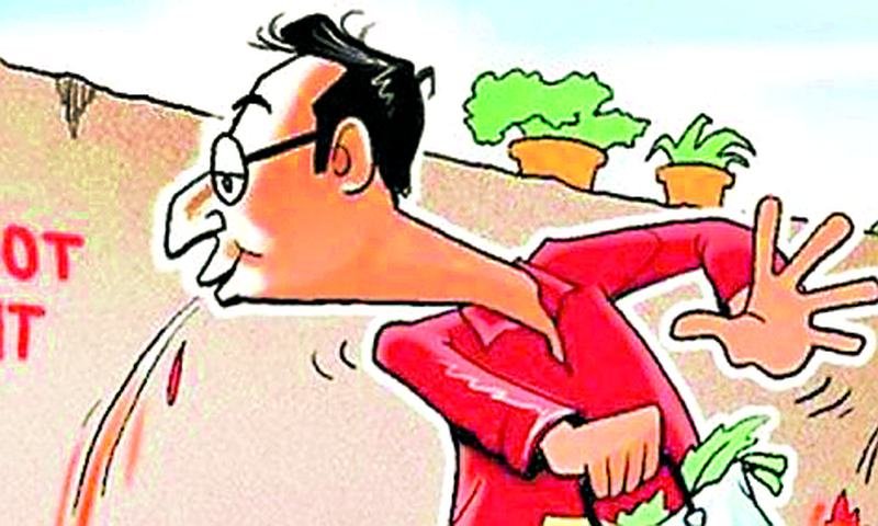 सार्वजनिक ठिकाणी थुंकणाऱ्यांना दणका, मुंबईत आतापर्यंत ‘इतक्या’ लाखांचा दंड वसूल