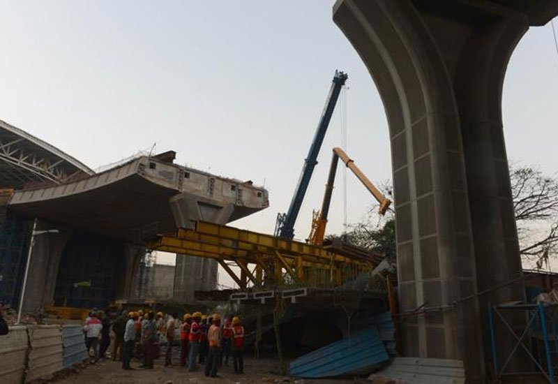 मुंबईत उड्डाणपुलाचा काही भाग कोसळून 13 मजूर जखमी