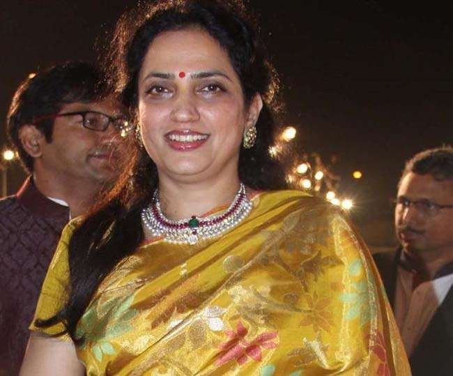 कसोटीच्या काळात रश्मी ठाकरे मैदानात, शिवसेना वाचवण्यासाठी सक्रीय