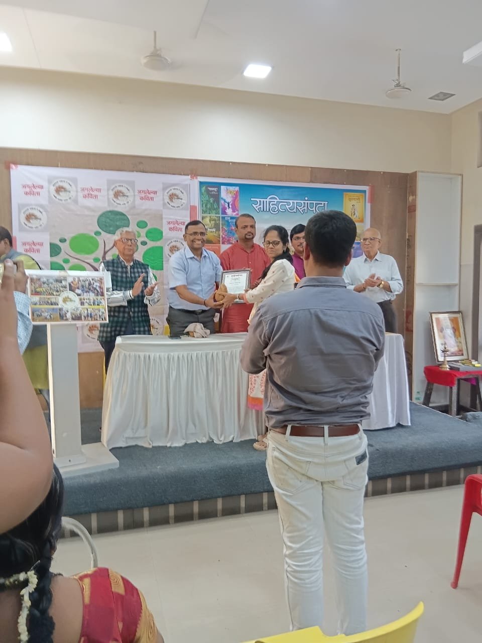 आरोग्य मंत्र या दीपावली अंकाला ‘ सर्वोत्कृष्ठ दिवाळी अंक ‘ पुरस्कार प्रदान