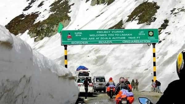 Union Minister Nitin Gadkari initiates the construction of Zojila tunnel