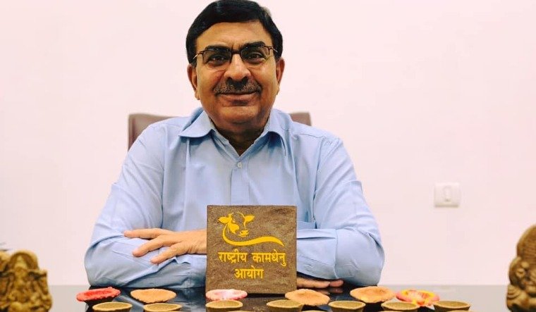 Cow dung ‘chip’ reduces radiation from mobiles: Rashtriya Kamdhenu Aayog chief