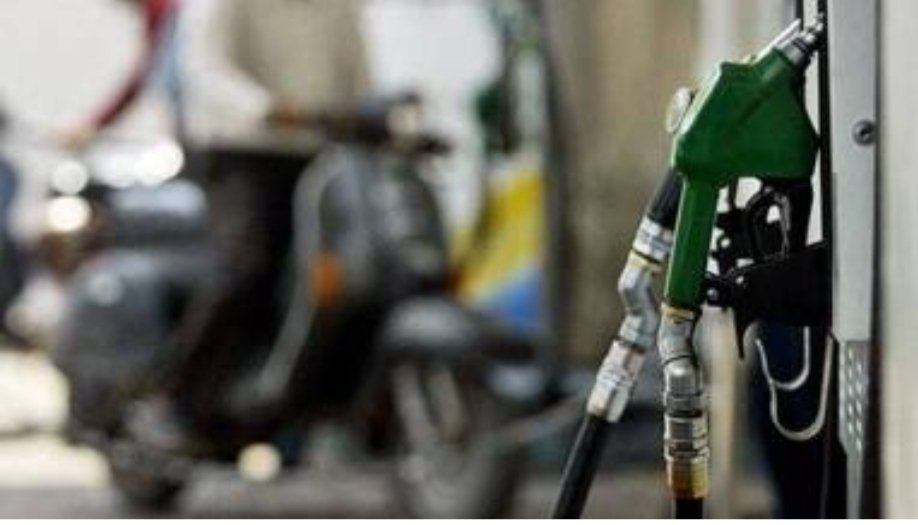 Delhi: Government slashes VAT on fuel to 19.40%, petrol price goes down by Rs.8 per litre