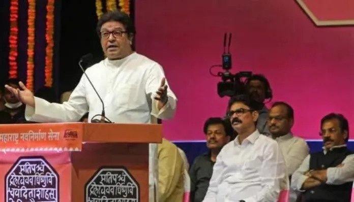 Post the warning by Raj Thackeray to mosques, MNS workers play Hanuman Chalisa on loudspeakers outside office