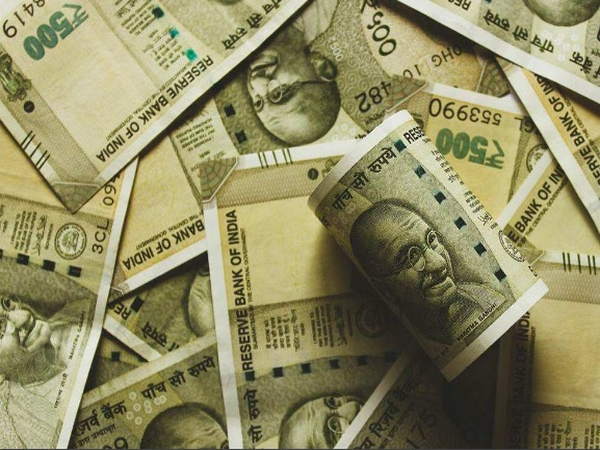 Indian rupee falls all time low of 81.67 against the dollar
